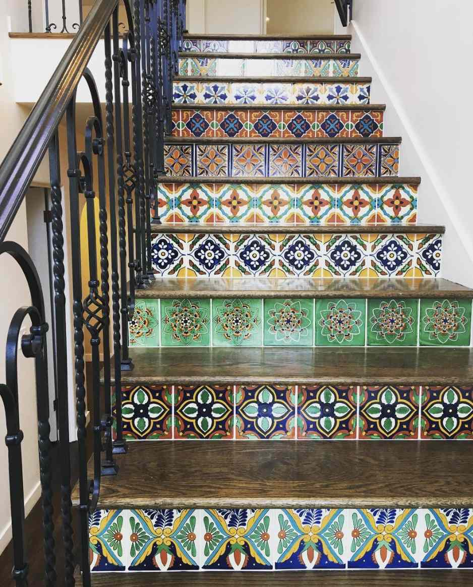 Escalier avec des carreaux aux couleurs vives