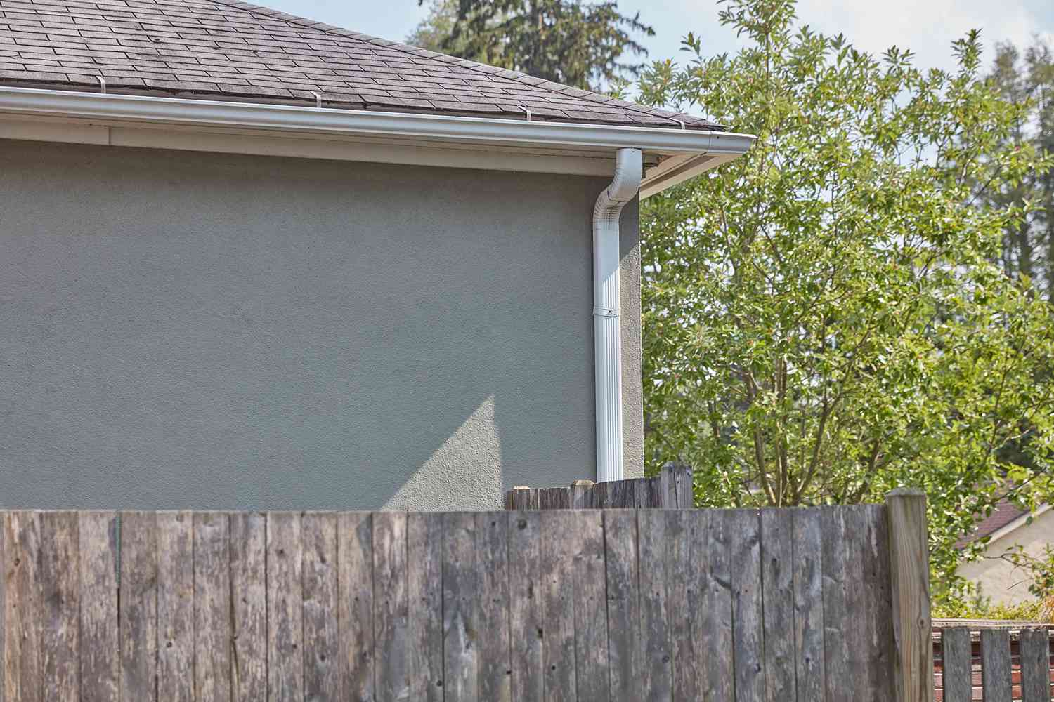 Maison voisine avec décharge de gouttière vérifiée pour sous-sol humide