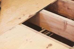 Sous-plancher avec des solives en bois, gros plan