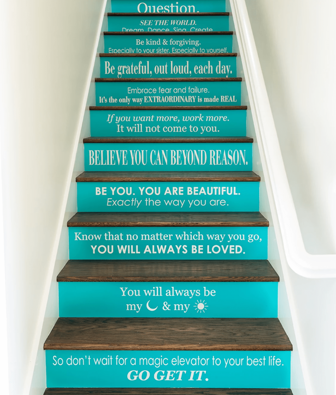 Un escalier avec des contremarches peintes avec des citations inspirantes