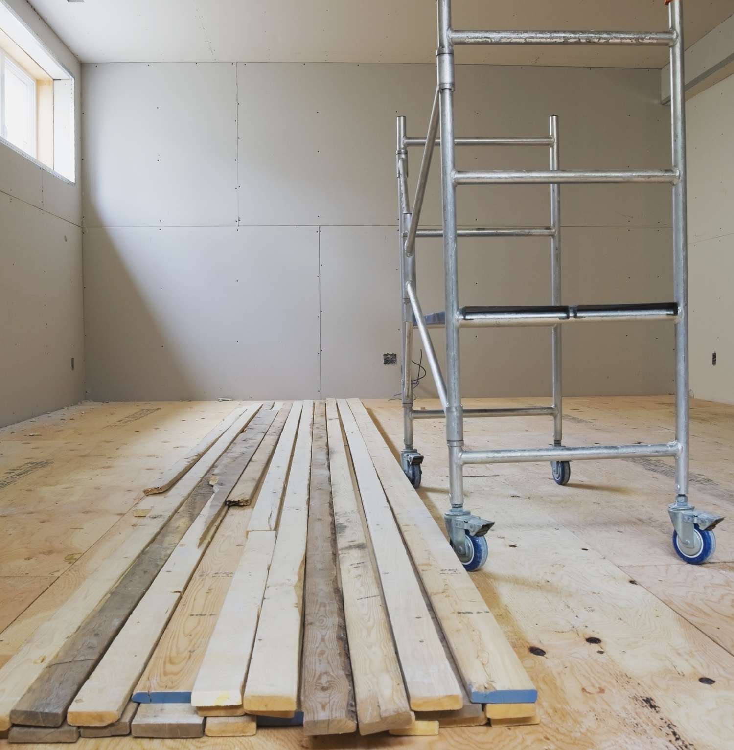 Sous-sol en cours d'aménagement avec un sous-plancher