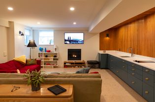 Daylight basement with a kitchenette