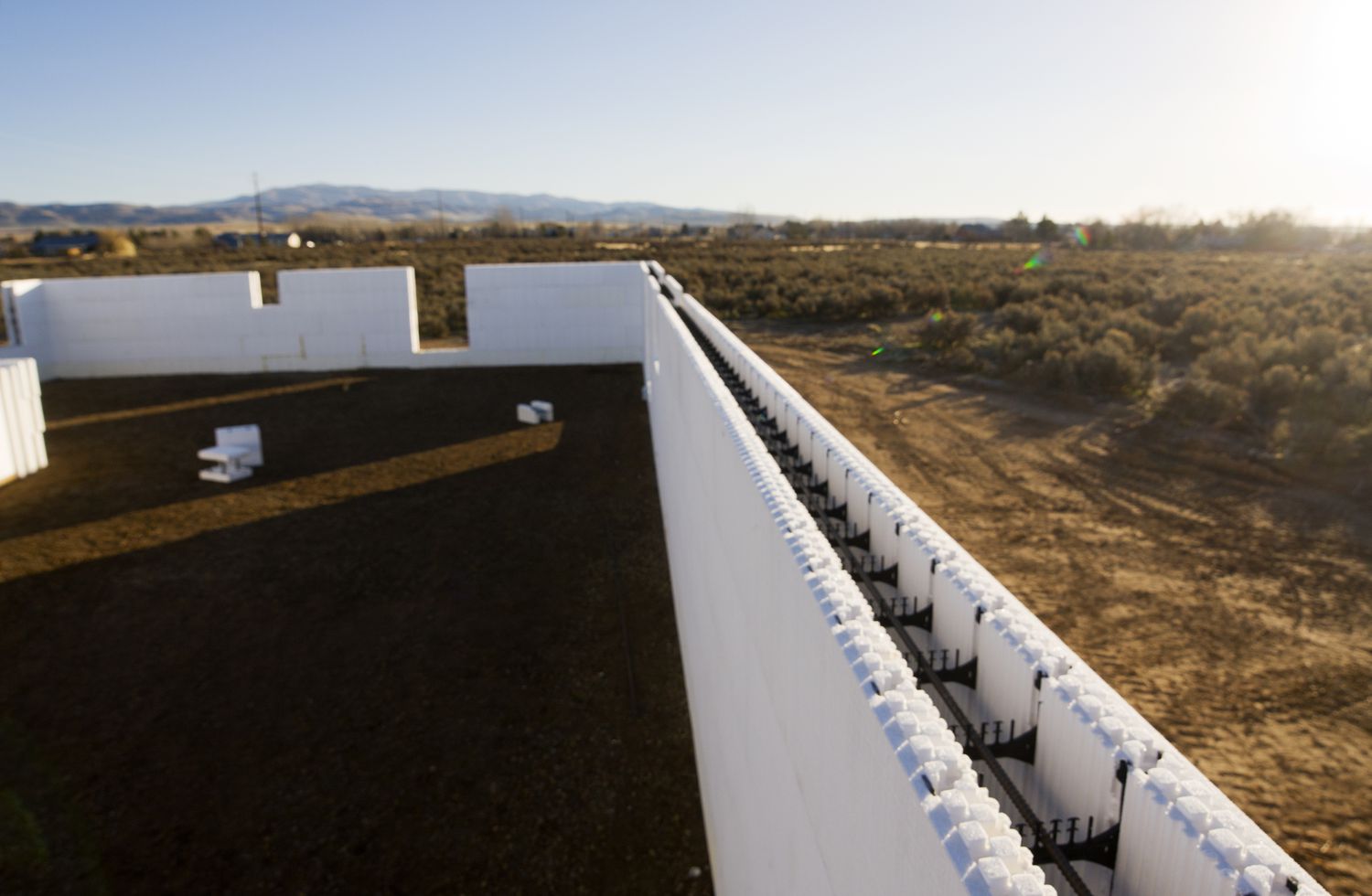 Un mur ICF (Forme Béton Isolante) partiellement complet