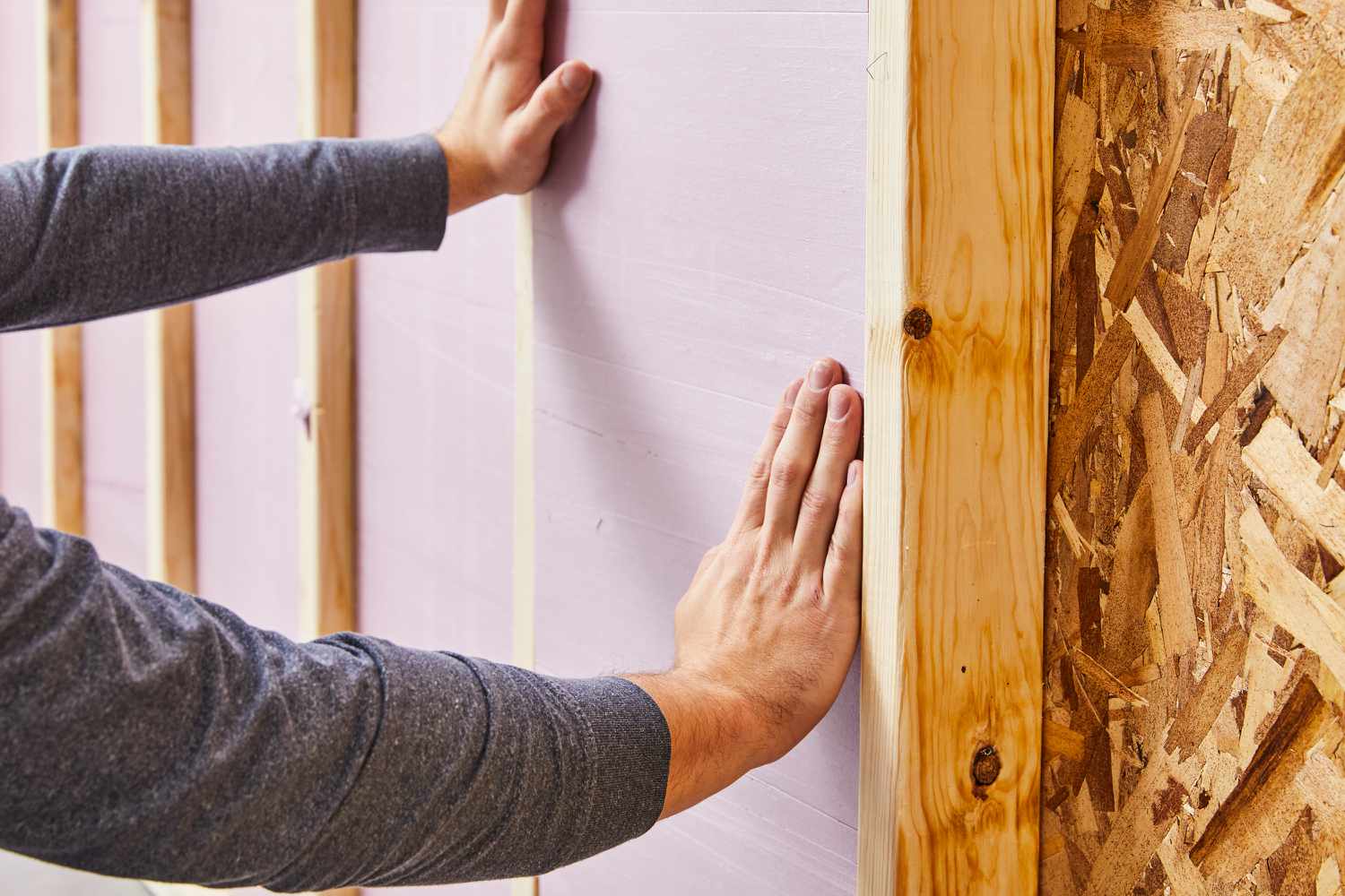 Placer de l'isolation en carton rigide dans un mur de garage