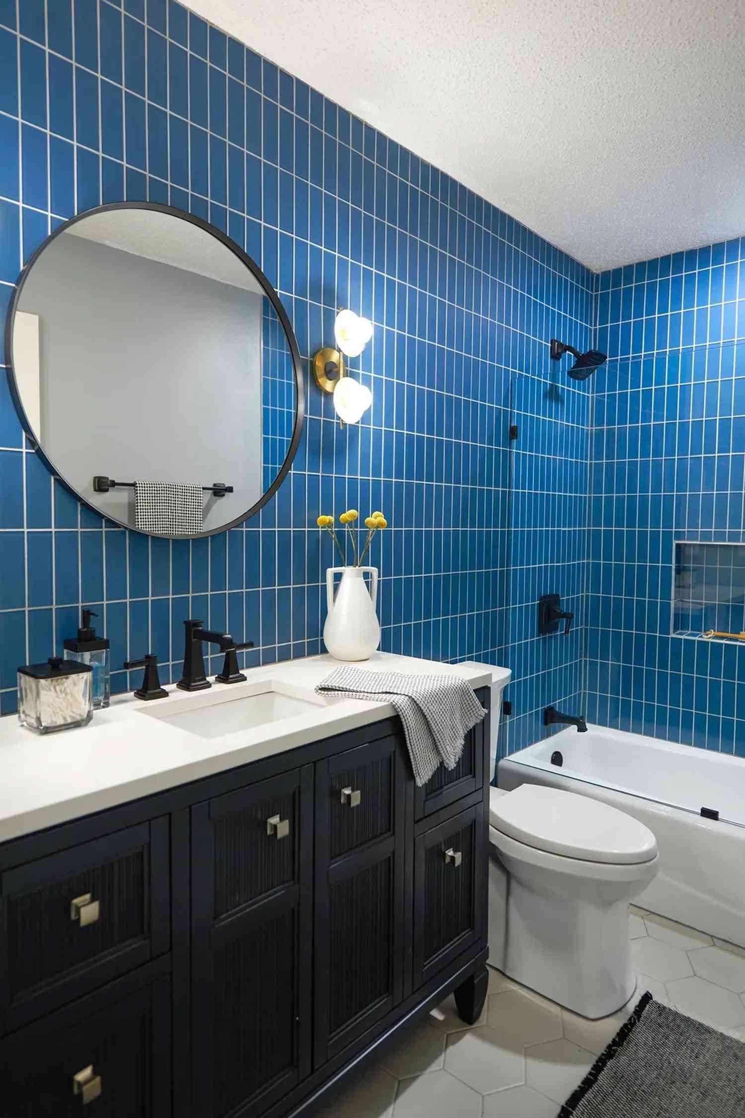 Salle de bain à carreaux de métro bleus par Alvin Wayne Interiors