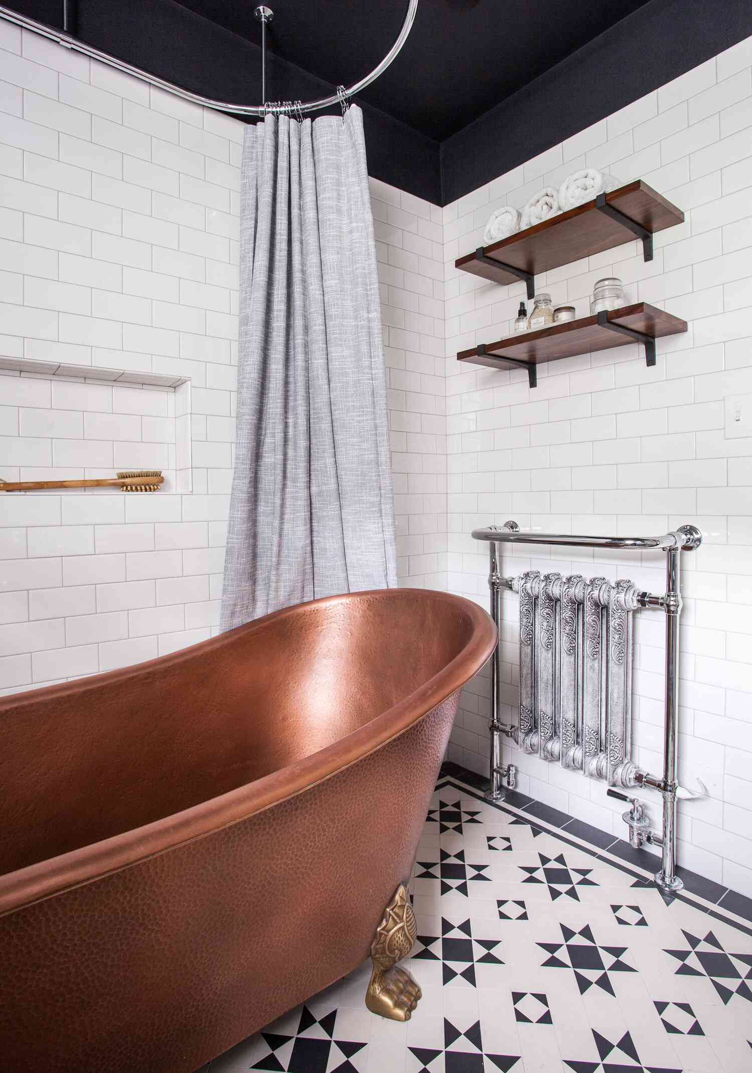 Salle de bain à carreaux de métro blancs d'Erin Williamson